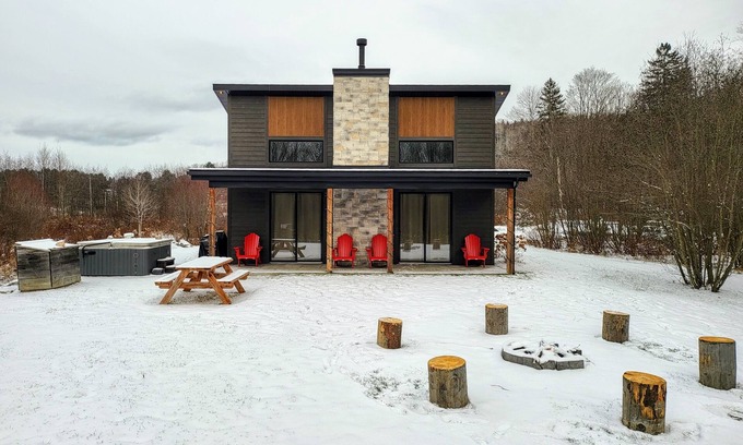 Cheneville House | Experience Waterfront Elegance at I-Lac Simon Chalet