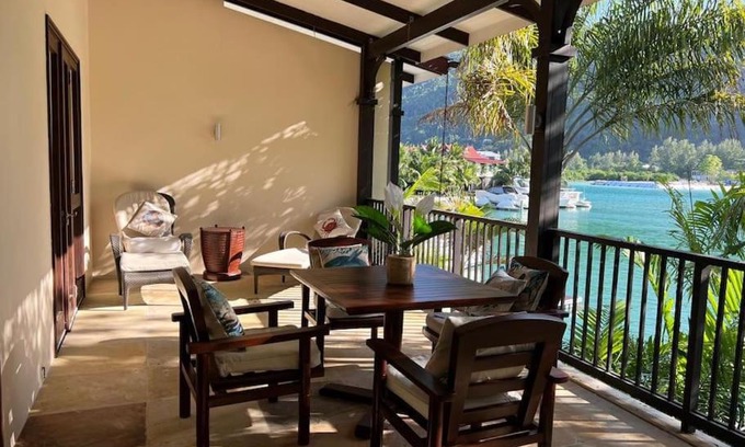 Mahe Island House | Waterfront Maison: Family-Friendly Retreat in Seychelles