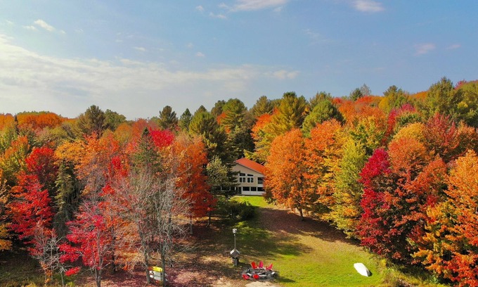 Bracebridge Cottage | Idyllic Waterfront Muskoka Cottage with Lake Views & Breakfast