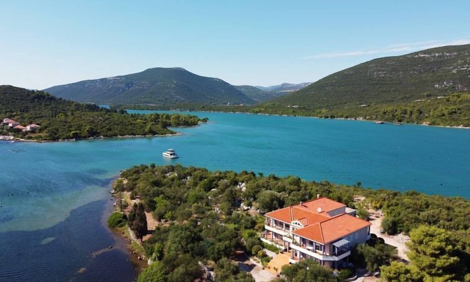 Mali Ston Apartment | Waterfront Oasis: Relax with Spa, Hot Tub & Breakfast
