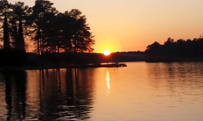 Eatonton House | Waterfront on Lake Sinclair 4 bedroom 4bath Bring your boat or relax on the lake