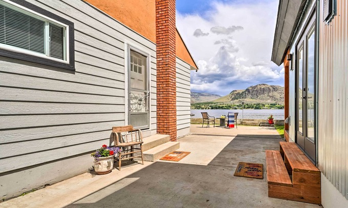 Oroville Cottage | Waterfront Osoyoos Lake Cottage with Beach & Spa Amenities
