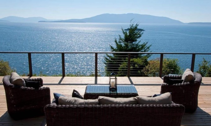 Bellingham House | Gourmet Kitchen and Waterfront Views of San Juans