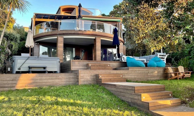 Bayswater House | Cozy Bayswater Waterfront Retreat with Oceanfront Spa