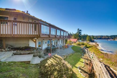 Port Hadlock House | Waterfront PNW Escape with Deck & Beach Access Awaits!