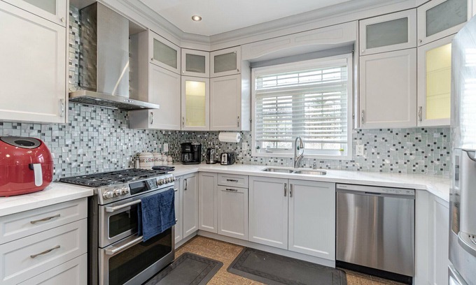 Churchill Meadows House | Waterfront Presidential Villa with Family-Friendly Amenities