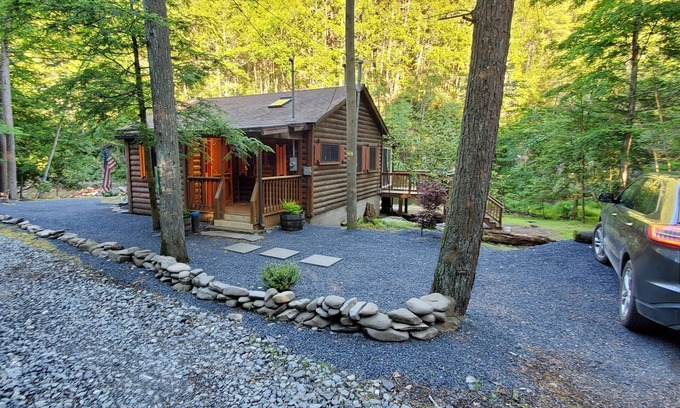 East Stroudsburg Cabin | Idyllic Waterfront Cabin on Bushkill Creek - Sleeps 6