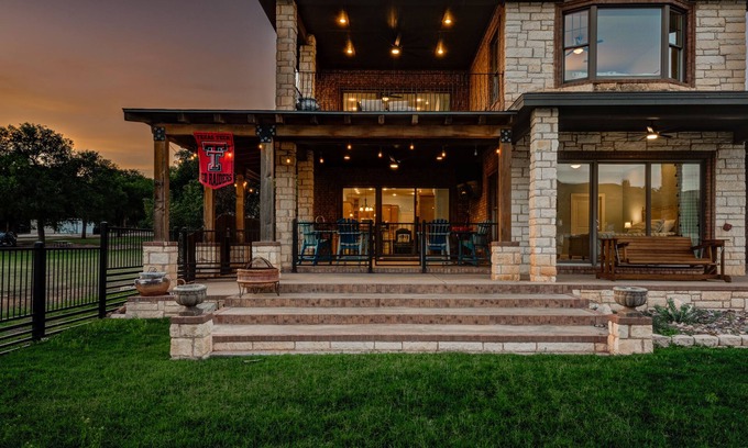 Buffalo Springs House | Scenic Waterfront Retreat @BSL with Breathtaking Sunsets