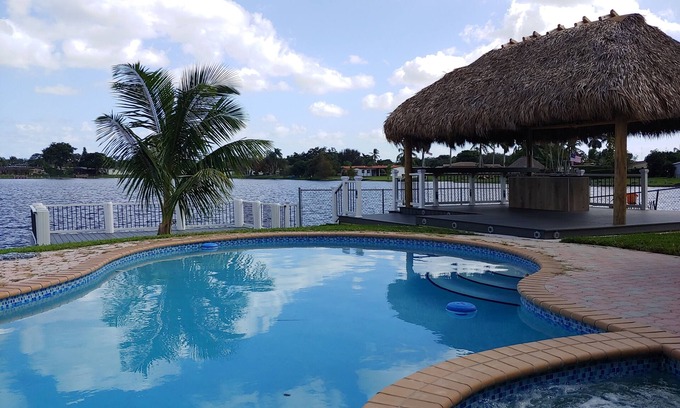 Pembroke Pines House | Scenic Waterfront Retreat Featuring Pool and Spa Amenities