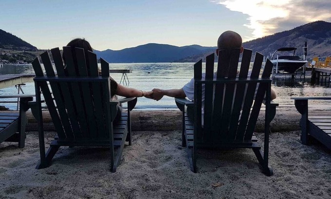 Vernon Apartment | Romantic Waterfront Retreat: Guest Rated 9.8/10 with Spa