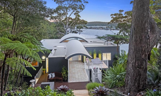 Daleys Point House | Relaxing Waterfront Retreat at Daleys Point for Families