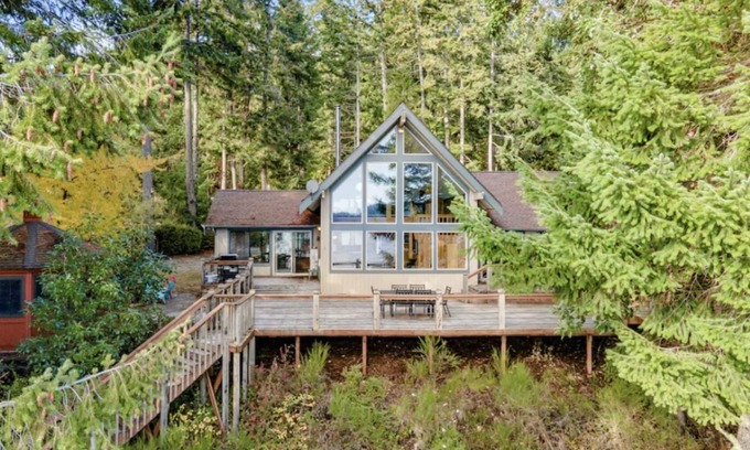 Eldon House | Ocean View Retreat: Eldon House with Spa and Hot Tub