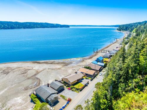 Hoodsport House | Waterfront Retreat: Family-Friendly Getaway in Hood Canal
