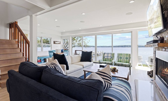 Croom House | Waterfront Sanctuary: Relaxing Escape Near DC/Baltimore