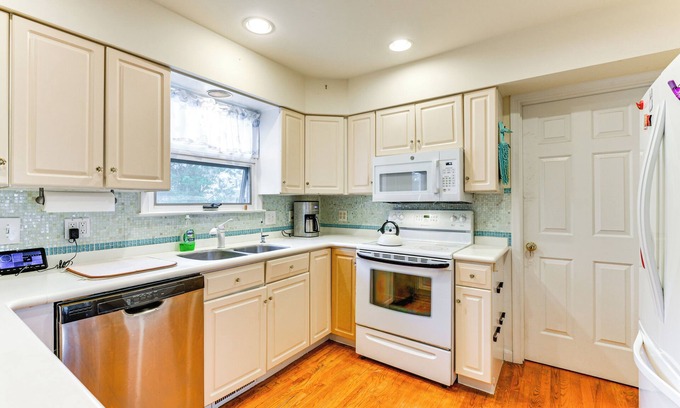 Shady Side House | Scenic Waterfront Home with Chesapeake Bay Views