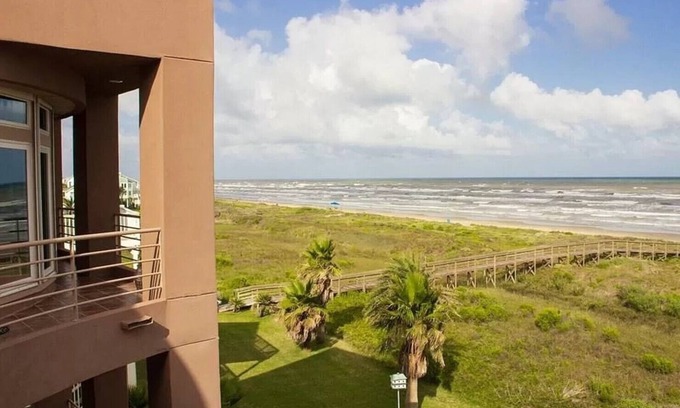 Kahala Beach Estates House | Oceanfront Family Escape: Rated 9.8 with Scenic Views
