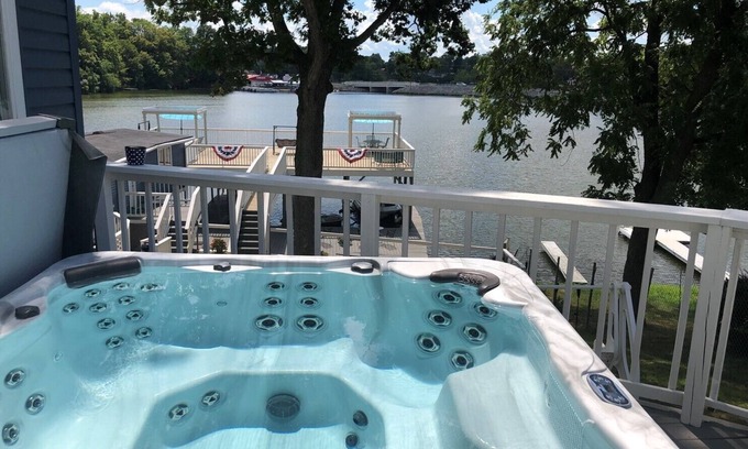 Monticello Apartment | Waterfront Studio at Lake Schaffer with Pool and Spa