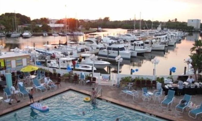 Trailer Estates Hotel | Scenic Waterfront Studio at Ramada Inn Sara Bay Marina