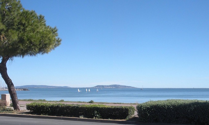 Marseillan Apartment | Pet-Friendly Waterfront Studio with Hot Tub & Ocean Views