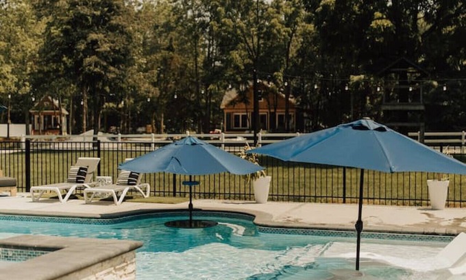 Lincoln Apartment | Cozy Private Studio with Hot Tub Steps from the Beach
