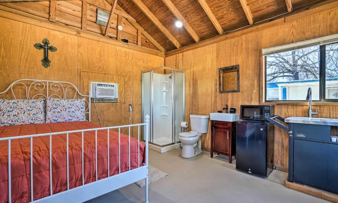 New Braunfels House | Cozy Waterfront Studio with Fire Pit on Lake Dunlap