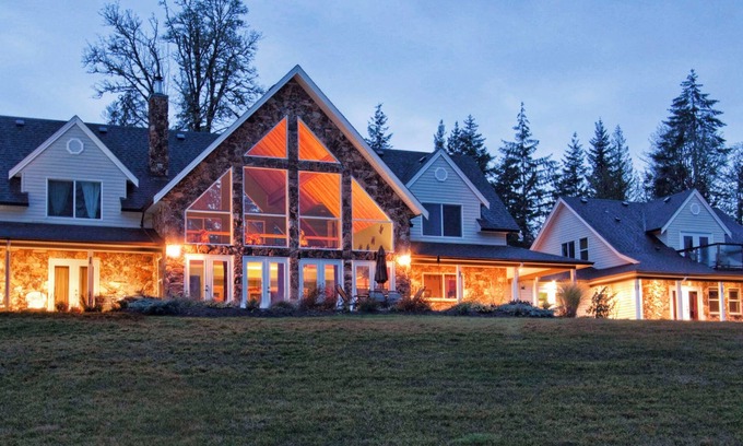 Union Bay Condo | Scenic Waterfront Suite with Kitchen on Hobby Farm Retreat