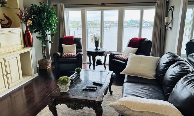 Port Arthur Condo | Relaxing Waterfront Condo with Pool and Pet-Friendly Perks