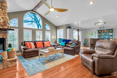 Sunrise Beach House | Family-Friendly Red Oak Retreat with Private Dock Access