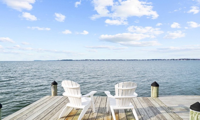 Chester House | Family-Friendly Waterfront Sunset Bayview with Pool & Kitchen
