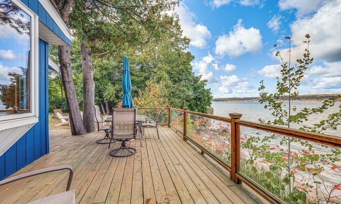 Suttons Bay Cottage | Relaxing Waterfront Cottage in Suttons Bay with Fire Pit