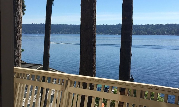 East Lake Hills House | Waterfront & View-Near Seattle on Lake Sammamish in Bellevue
