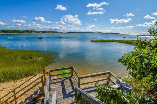 Pleasant Point House | Scenic Waterfront Retreat with Beach Access & Family-Friendly