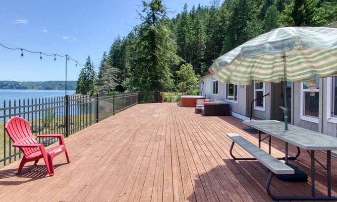 Lilliwaup House | Waterfront Retreat with Hot Tub, Fire-Pit & Kayaking Fun