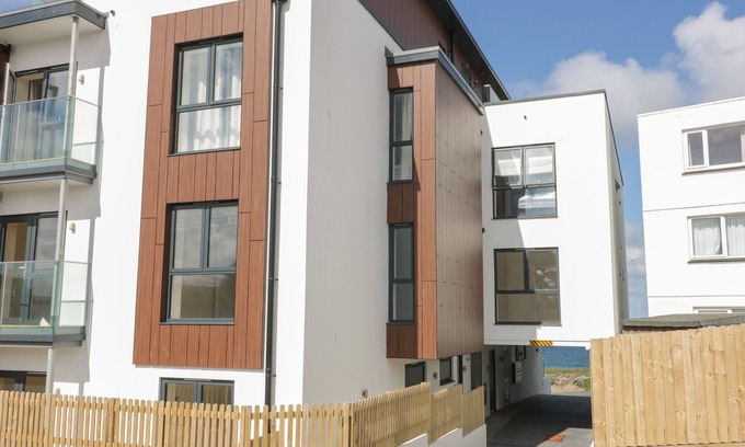 Newquay City Centre Cottage | Family-Friendly Watergate View Cottage with Oceanfront Access