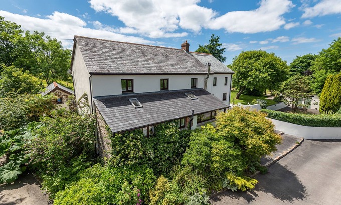 Holsworthy Cottage | Waterland Farmhouse: Cozy Retreat with Pet-Friendly Amenities