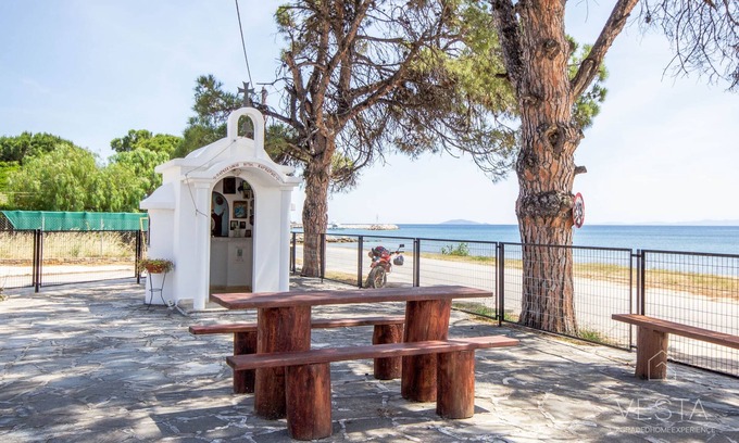 Nikita House | Family-Friendly Waterlily Maisonette Steps from the Beach