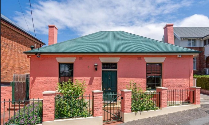 Battery Point House | Waterloo Cottage: Family-Friendly Retreat with 9.4 Rating