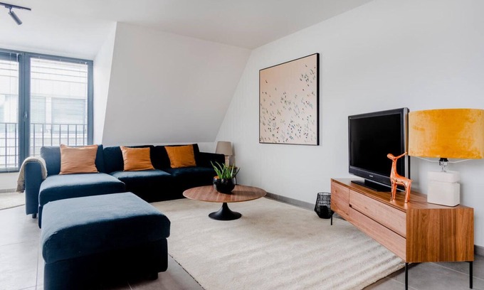 Waterloo Apartment | Elegant Waterloo Design Residence with Spa & Pet-Friendly Amenities