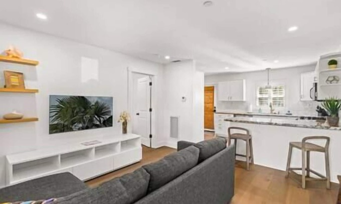 Carpinteria Apartment | Elegant Downtown Suite with Kitchen & Perfect 10/10 Rating