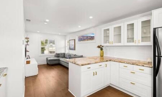 Carpinteria Apartment | Elegant Downtown Suite D with Full Kitchen Amenities