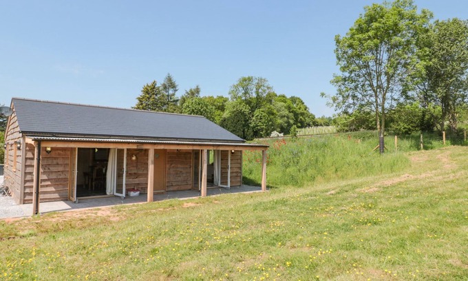 Fiddington Cottage | Cozy Watermead Lodge: Pet-Friendly Escape with Garden