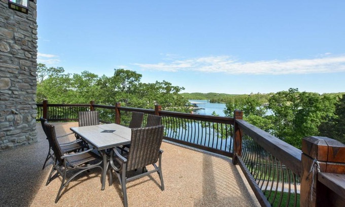 Indian Point House | WaterMill Cove Resort: Lakefront Lodge with 2 Pools & More