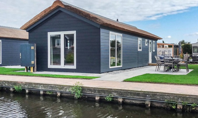 Giethoorn House | Cozy Waterfront Retreat with Spa and Family-Friendly Amenities