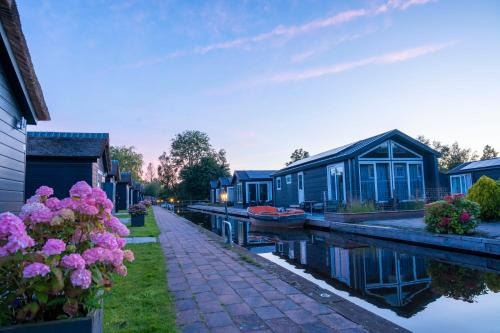 Giethoorn Apartment | Family-Friendly Waterpark Retreat in Giethoorn