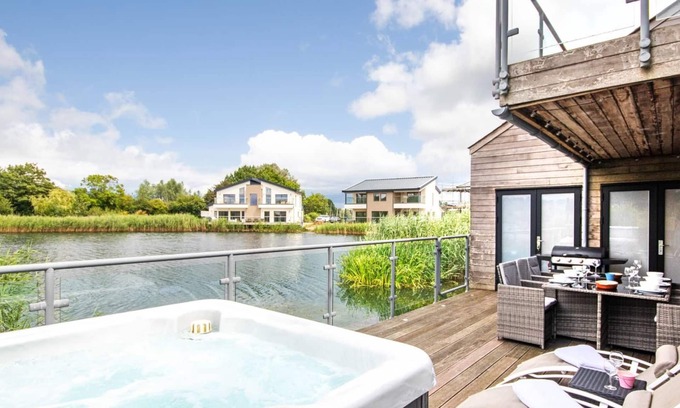 South Cerney House | Waters Edge 04 at Waterside Lodge: Pet-Friendly Retreat