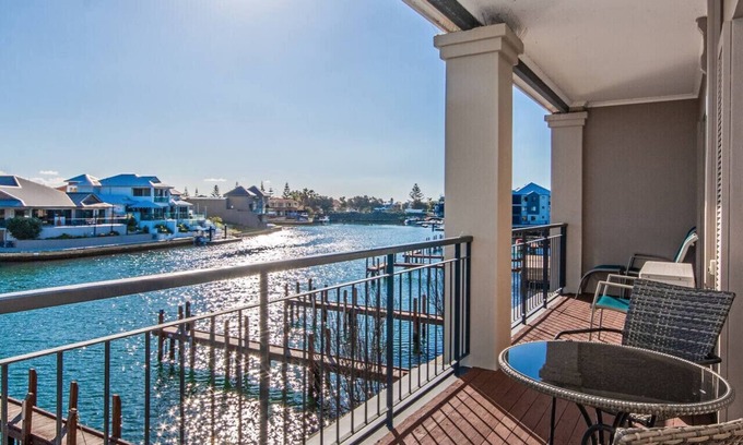 Halls Head Apartment | Waters Edge Apartment with Jetty & Ocean View Pool Access