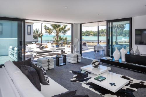Whitianga Bed & Breakfast | Waters Edge B&B: Oceanfront Retreat with Perfect Score