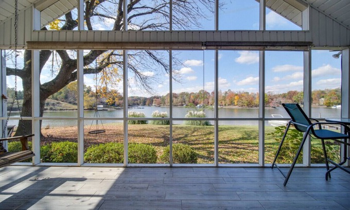 Bowling Green Cottage | Charming Cottage Retreat on Lake Wylie with Spa & Breakfast