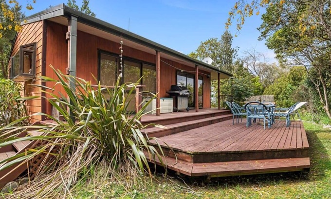 Collingwood House | Experience Oceanfront Comfort at Waters Edge Golden Bay