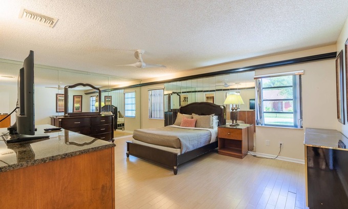 Lauderhill House | Waters Edge Manor: Lake View Retreat with Pool & Spa
